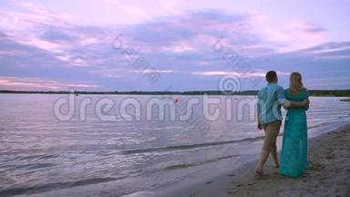 情侣牵手在海滩日落蜜月度假旅游.. 快乐浪漫的年轻情人，男人和女人